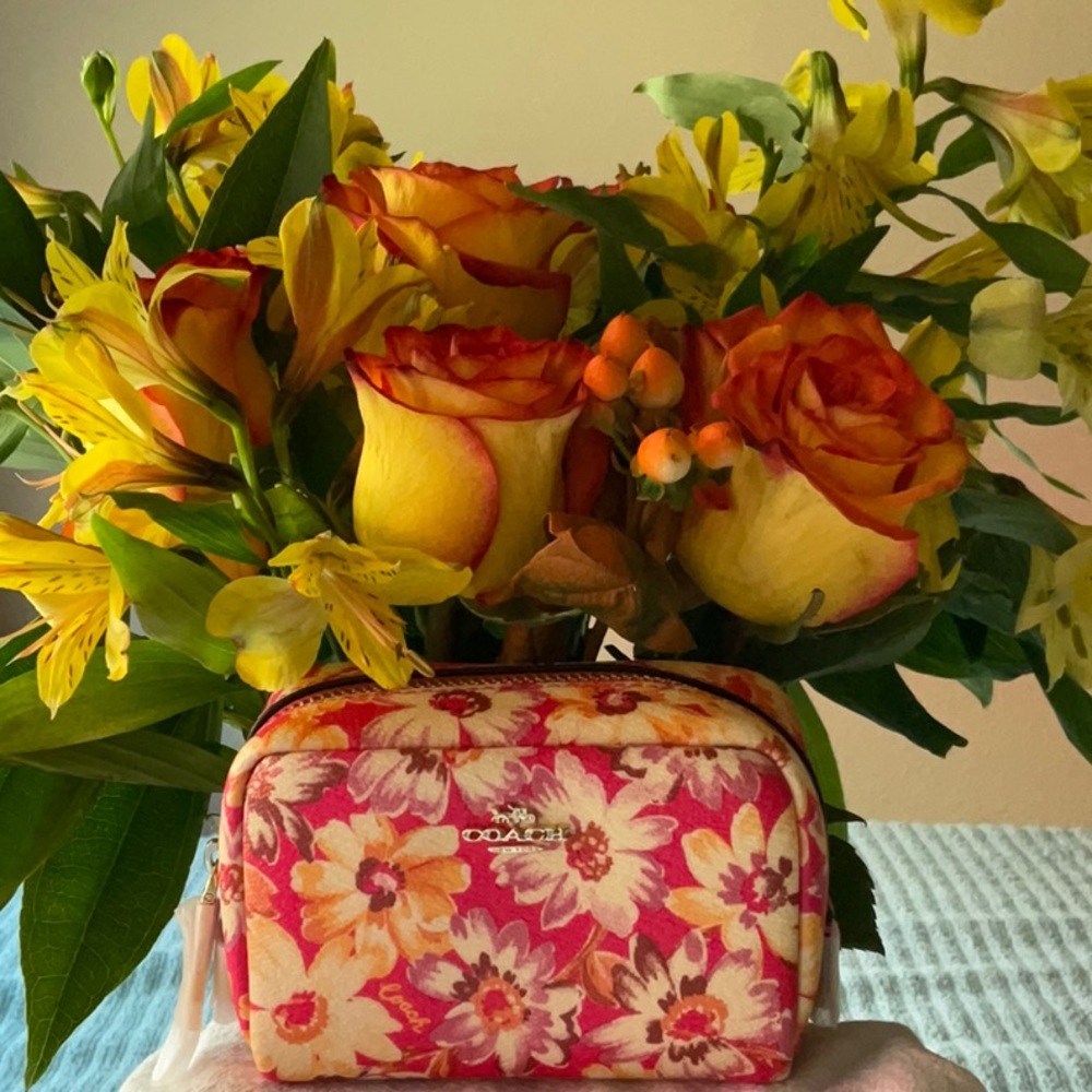 💐 COACH MINI COSMETIC CASE WITH DAISY PRINT 💐 - Picture 13 of 16